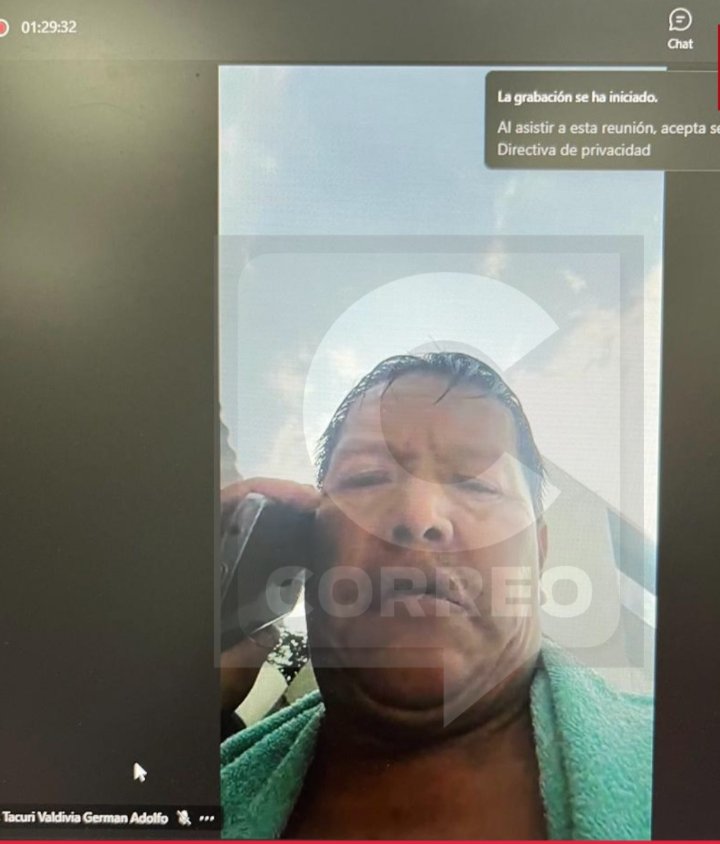 Congresista German Tacuri (<a href="/GermnTacuri2/">Germán Tacuri</a>) participó en sesión de la comisión de RREE vía remota y desde una piscina. Prendió su cámara por unos segundos y se le ve con el torso desnudo y una toalla. Luego dijo que estaba en una terapia. Via <a href="/GlademirAnaya/">Glademir Anaya</a> <a href="/diariocorreo/">Diario Correo</a>