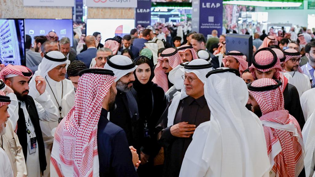 ثامر الحربي Thamer Alharbi (@tmalharbi) on Twitter photo على هامش مؤتمر #LEAP2023
سعدنا بزيارة صاحب السمو الملكي الأمير/ عبدالعزيز بن سلمان بن عبدالعزيز آل سعود، وزير الطاقة <a href="/MoEnergy_Saudi/">وزارة الطاقة</a> ومعالي المهندس عبدالله السواحه وزير الاتصالات و تقنية المعلومات <a href="/aalswaha/">عبدالله عامر السواحهAbdullah Alswaha</a> لجناح #مايكروسوفت_العربية على هامش مؤتمر #LEAP2023
سعدنا بزيارة صاحب السمو الملكي الأمير/ عبدالعزيز بن سلمان بن عبدالعزيز آل سعود، وزير الطاقة <a href="/MoEnergy_Saudi/">وزارة الطاقة</a> ومعالي المهندس عبدالله السواحه وزير الاتصالات و تقنية المعلومات <a href="/aalswaha/">عبدالله عامر السواحهAbdullah Alswaha</a> لجناح #مايكروسوفت_العربية