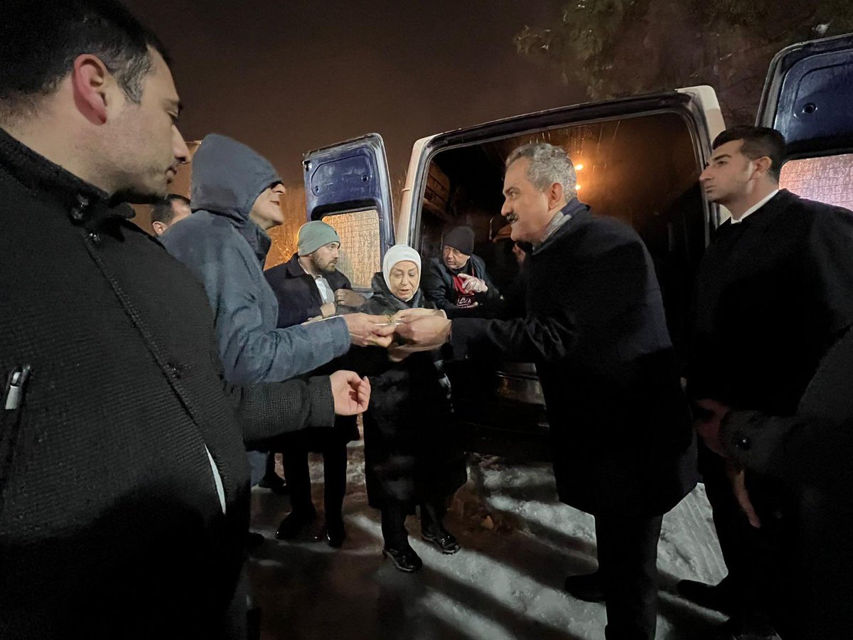 prof_mahmutozer's tweet photo. #Malatya’da vatandaşlarımızla bir aradayız. Bölgede depremden etkilenen halkımızın ihtiyaçlarını karşılamak, yaralarını en kısa sürede sarmak için var gücümüzle çalışıyoruz. https://t.co/5vOElnQ4IE