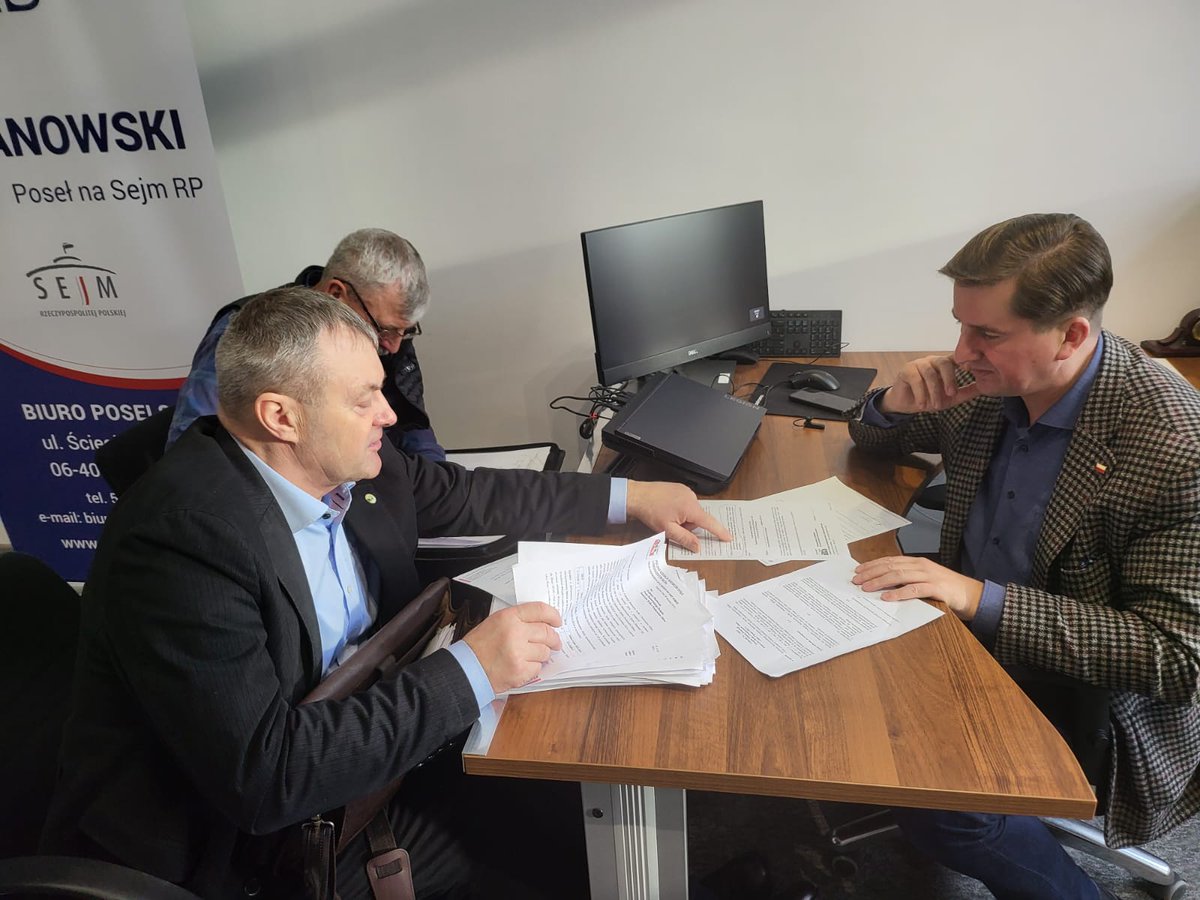 R_Romanowski1's tweet photo. Dziś spotkanie z Prezesem #MZHBiPM Waldemarem Plantowskim, w najbliższą środę z zarządem. I wcale to nie będzie zamknięte posiedzenie, jak sugerują niektóre media.
A zainteresowane redakcje zapraszam. https://t.co/KjKBVsvKuJ