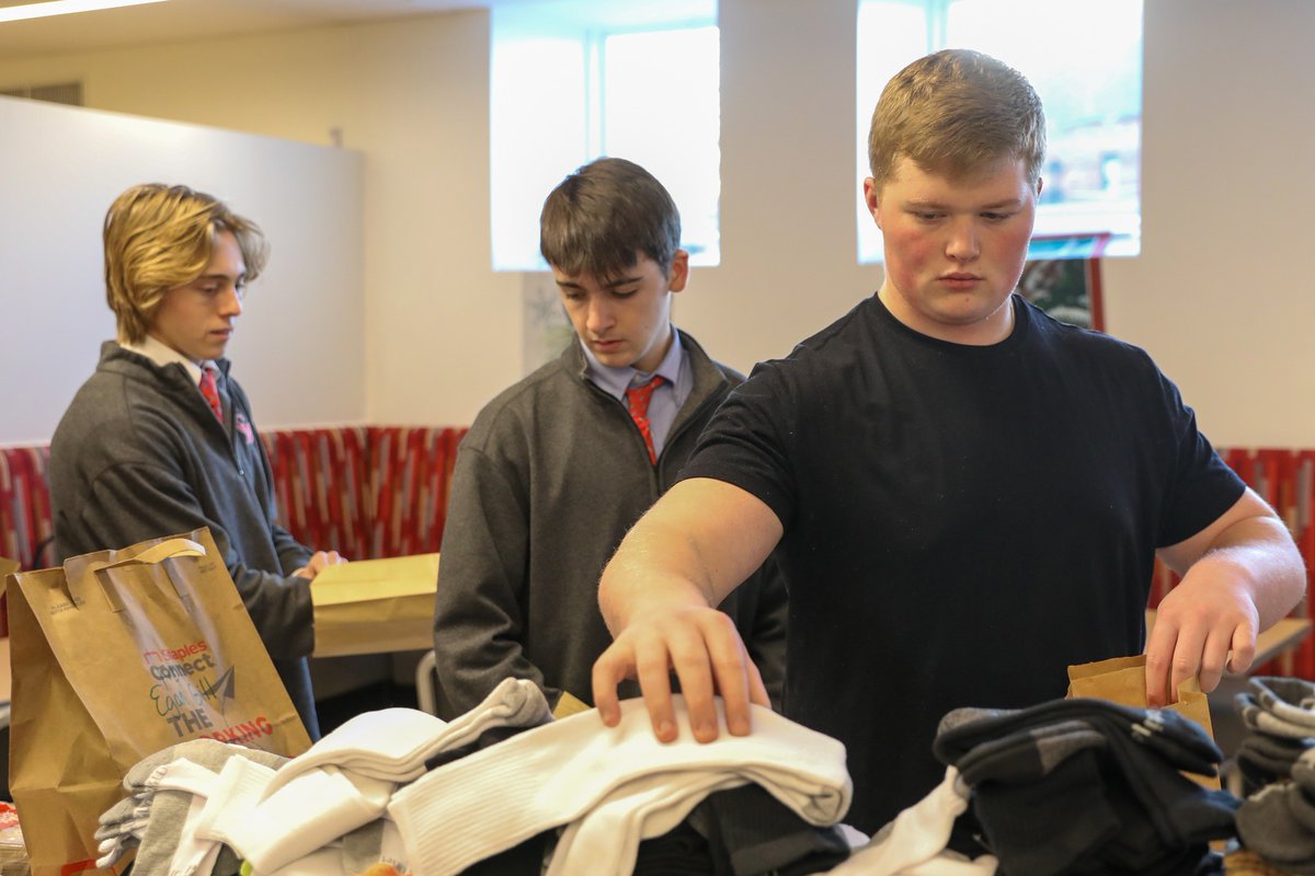 CatholicMem's tweet photo. During Friday's Brothers United Against Homelessness event organized by @CMCampusMin, we made over 300 care packages that were donated to the @PineStreetInn.

Thank you to everyone who participated and donated items. https://t.co/7Q5wgIx1AY