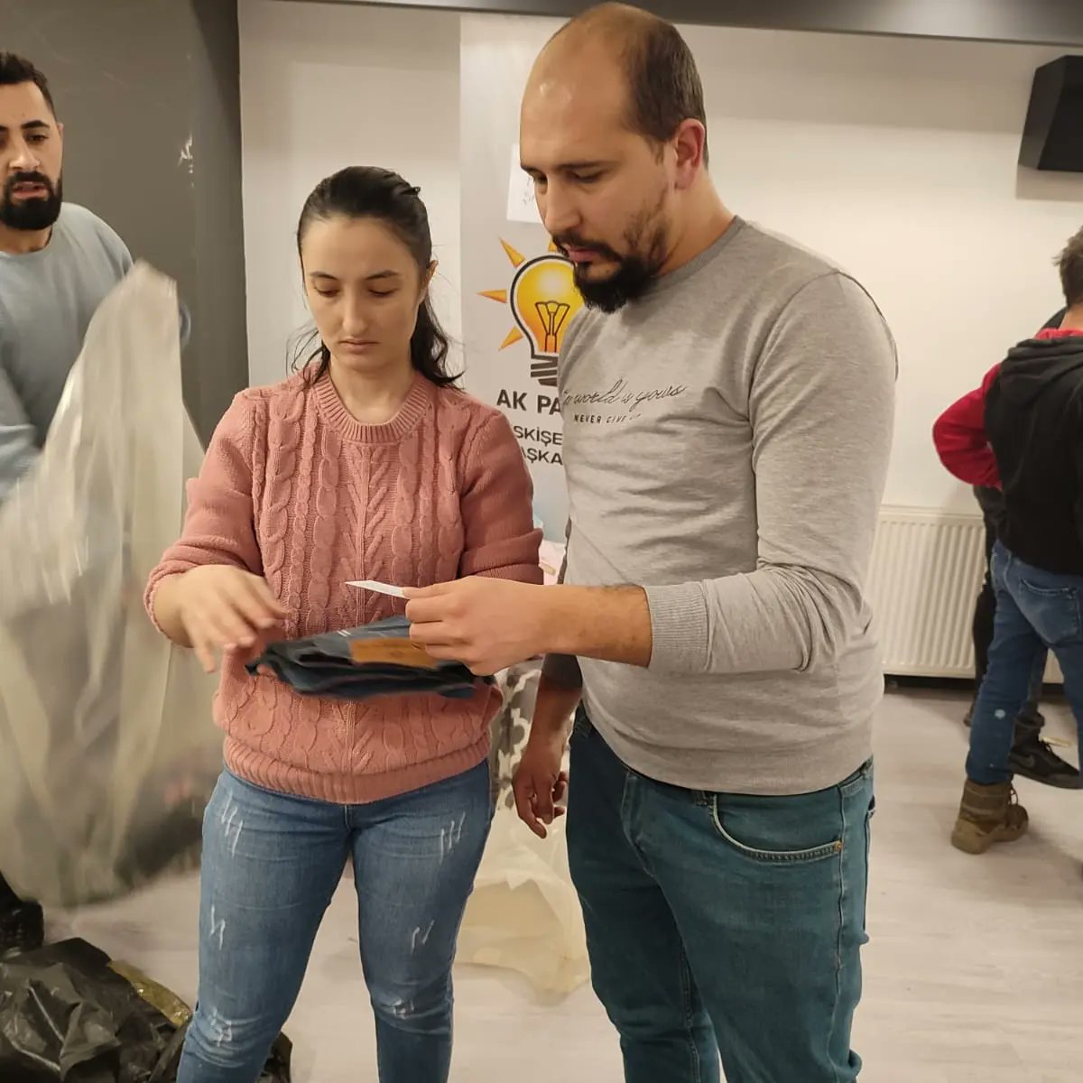 AkOdunpazariGnc's tweet photo. Zaman birlik olma zamanı 💪💪

Gençlik Kolları Teşkilatı olarak afetzede vatandaşlarımız için görevdeyiz.
Nöbetteyiz...

#akgenclik
#Eskişehirakparti 
@akgenclikgm https://t.co/YZVEdVW6AC