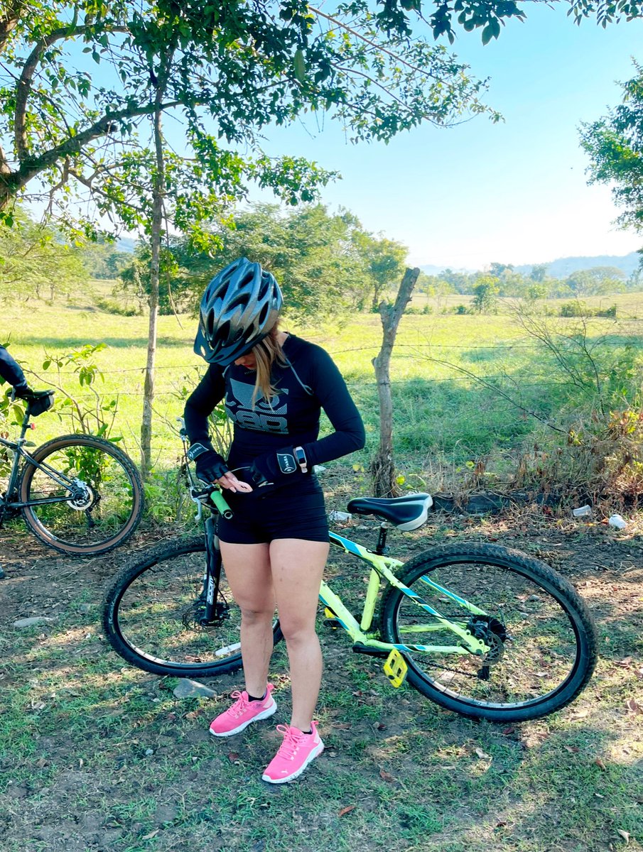GabyVillan14's tweet photo. Cuando la Pasión y la Magia se unen… 🚴♂️ Combinación explosiva! 🤭 #cachetitos 🐷 https://t.co/1bbqpPzvrd