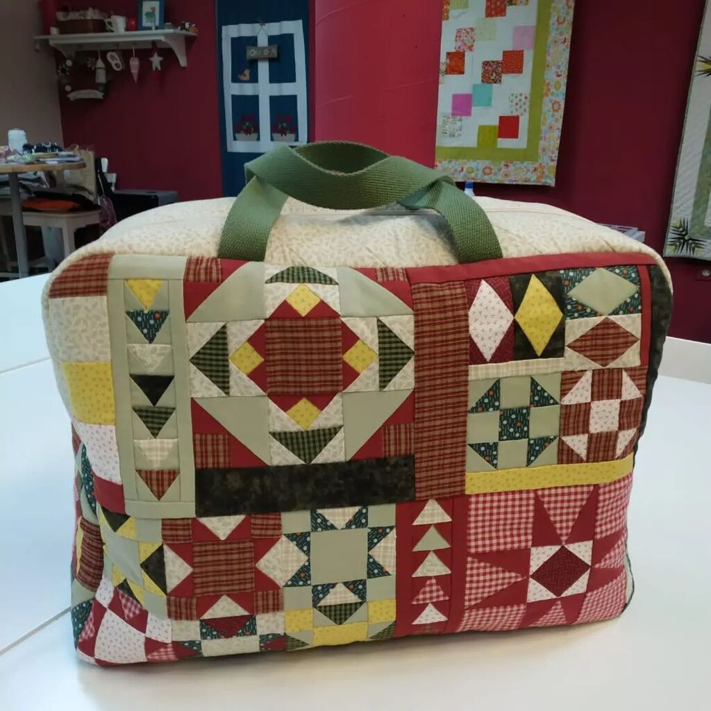 Vilabors's tweet photo. Bolso de viaje elaborado con la técnica del paper piecing 🧶🧵🪡 
Hecho con amor y mucha paciencia por @miropinar 
. 
. 
. 
. 
#patchworkshop #patchwork #bolsos #costura #cosermola #coser #costuracreativa #costuracompartida #tiendapatchwork #tiendatelas… https://t.co/9h0Wsox5qe https://t.co/jeLhTMFfsR