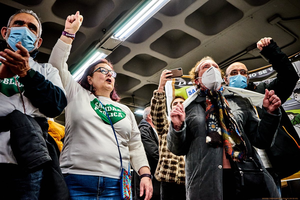 MiguelhlLucas's tweet photo. "Los colectivos que organizan la manifestación del próximo 12 de de febrero escenifican el mítico cuadro de Goya en versión sanitaria, en una acción sorpresa que ha tenido lugar dentro y fuera del metro de Sol"

⛲️ de el texto @ElSaltoMadrid
 #MadridSeLevantaEl12F 
Foto🧵⤵️ https://t.co/APgoQJC1va
