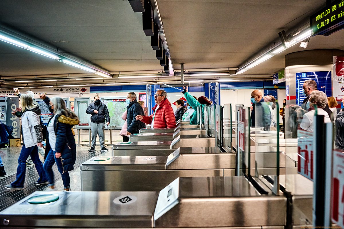MiguelhlLucas's tweet photo. "Los colectivos que organizan la manifestación del próximo 12 de de febrero escenifican el mítico cuadro de Goya en versión sanitaria, en una acción sorpresa que ha tenido lugar dentro y fuera del metro de Sol"

⛲️ de el texto @ElSaltoMadrid
 #MadridSeLevantaEl12F 
Foto🧵⤵️ https://t.co/APgoQJC1va