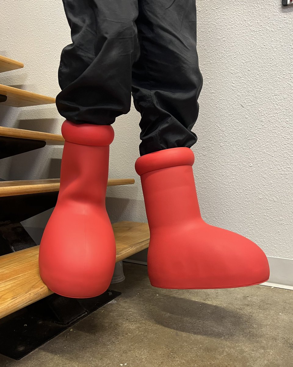 JustFreshKicks's tweet image. The MSCHF "Astro Boy" Boots release February 16th ❤️