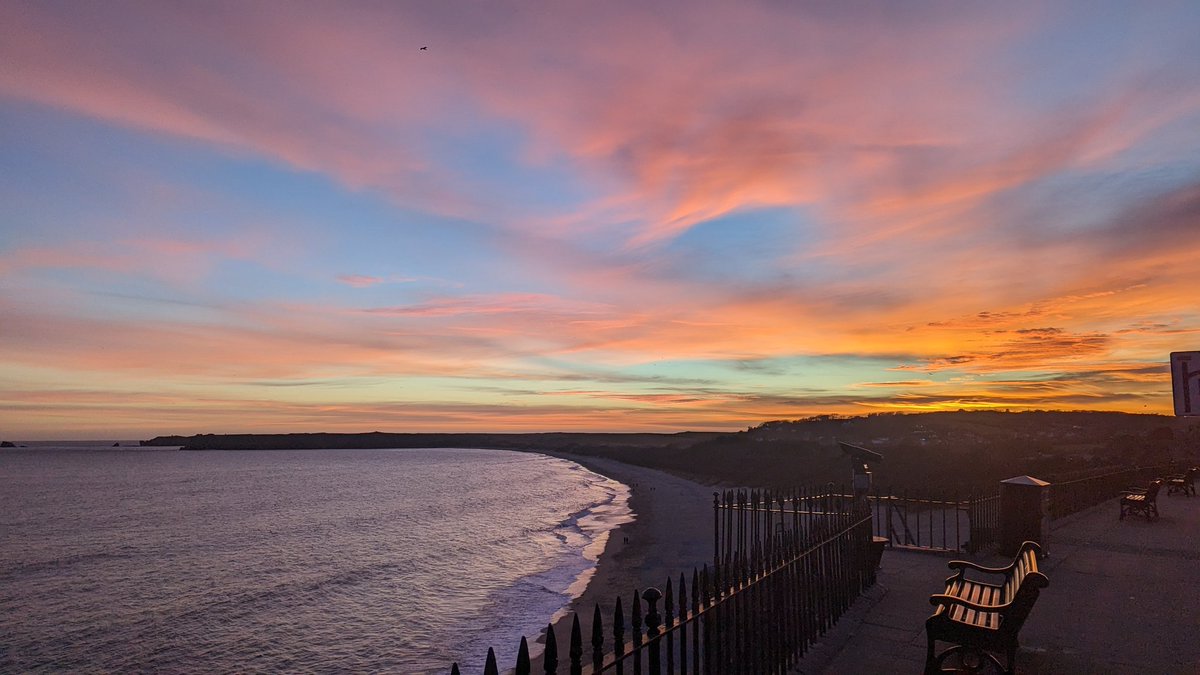 Last night's sunset in Tenby wasn't bad at all 🙌