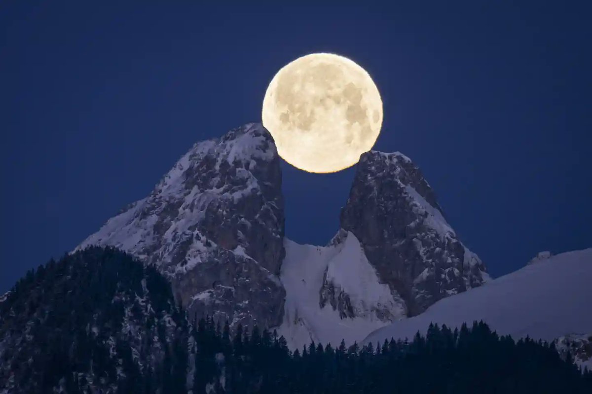 MatHermanny's tweet photo. Chablais valaisan, Switzerland - The full moon sets behind the mountains, including the twin peaks of Les Jumelles https://t.co/KfvaJOdq7h