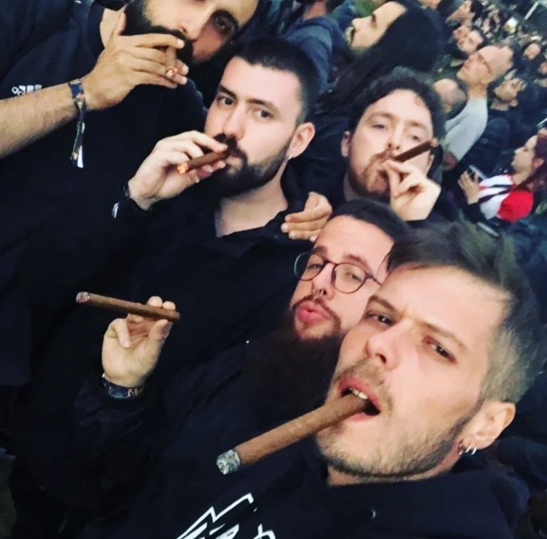 TsubADTR's tweet photo. Me acabo de dar cuenta de que aqui no tenia subida la maravillosa foto de cuando nos fumamos un purazo mientras veiamos a Judas Priest en el @ResurrectionESP 😂 
@BubuDios @xiwy99 https://t.co/m4xRzQ9cZt