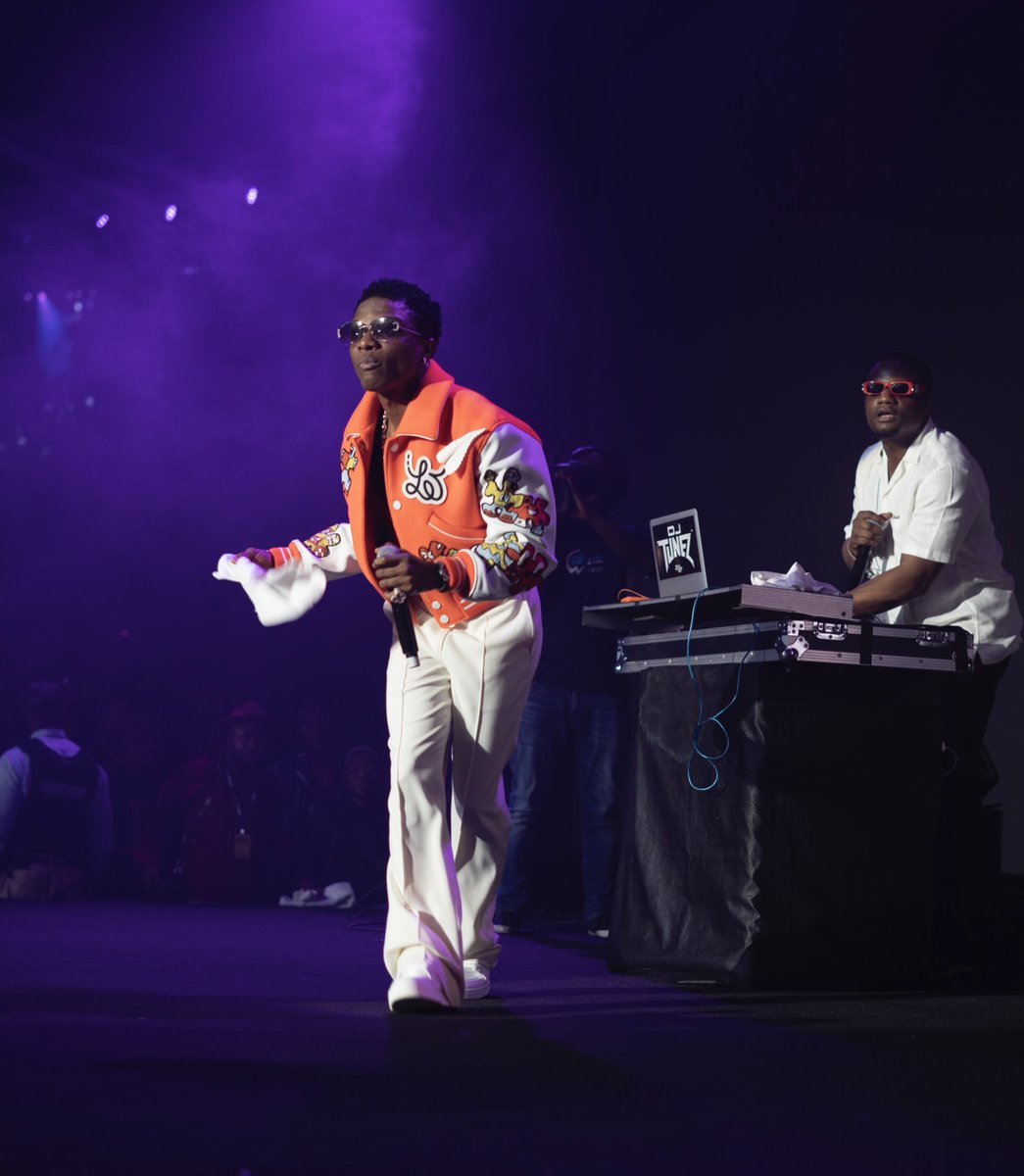 olasunkanmi_yes's tweet photo. Wallpaper thread #wizkid #wizkidfc #wizkidsource that man is fvcking dope @ 32 https://t.co/Tll5VmwfDf