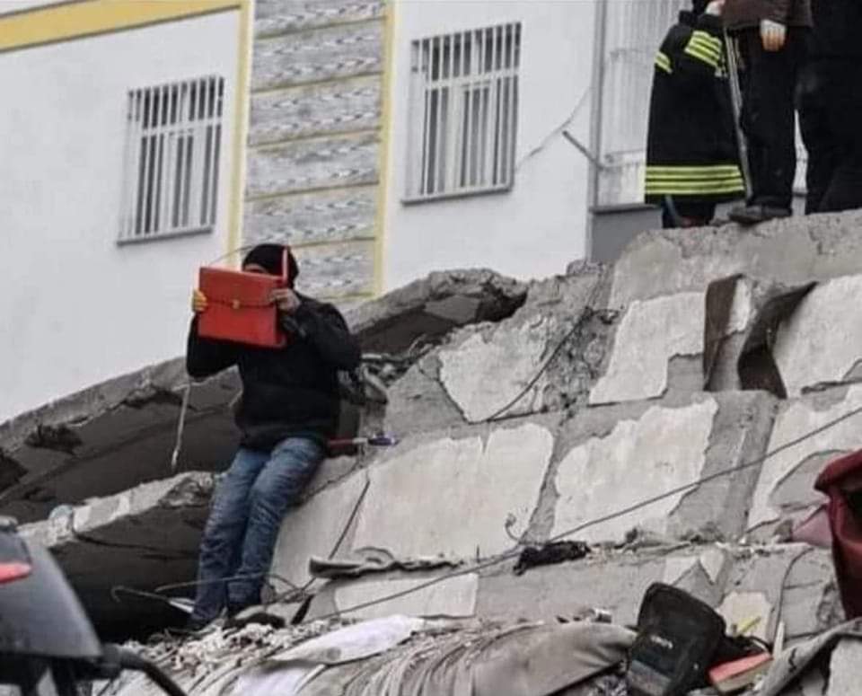 Ya Rabbi, her şeyini kaybetse bile senin kitabına olan hürmetini her daim koruyan bu milletten yardımını esirgeme.