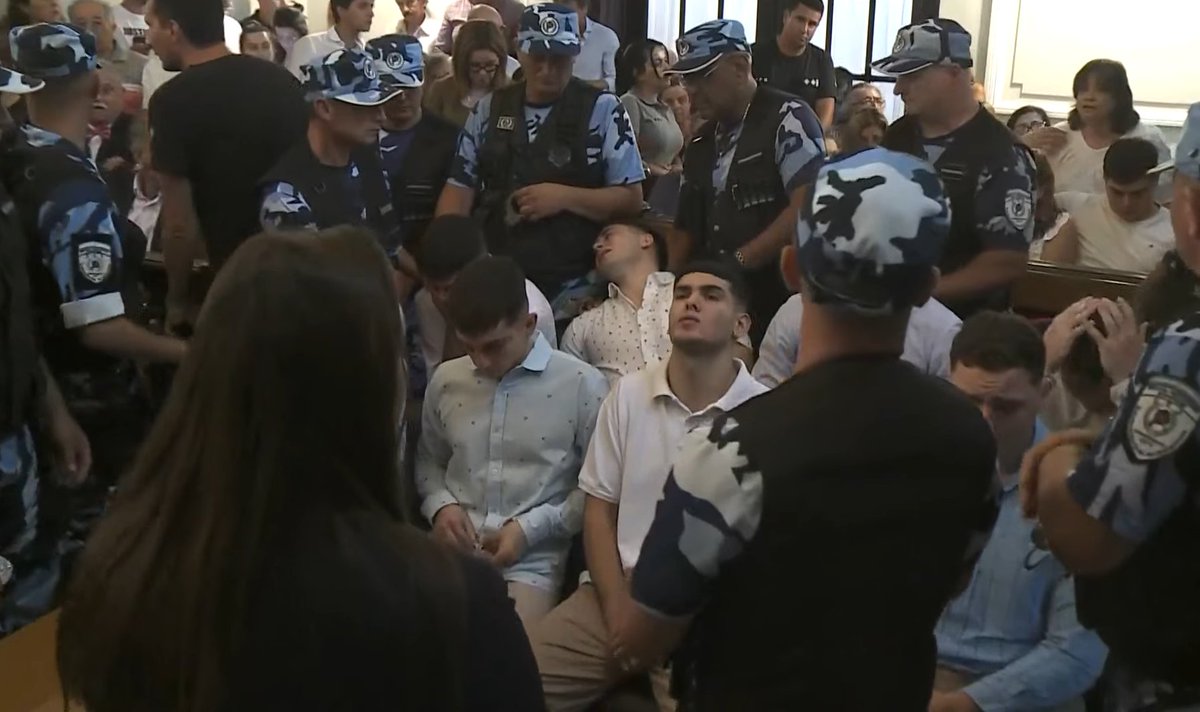 🚨 PIDEN MÉDICO PARA MÁXIMO THOMSEN
- Se interrumpe la lectura del veredicto
- Varios de los asesinos, llorando en la sala
- Cinco perpetuas y tres condenas de 15 años