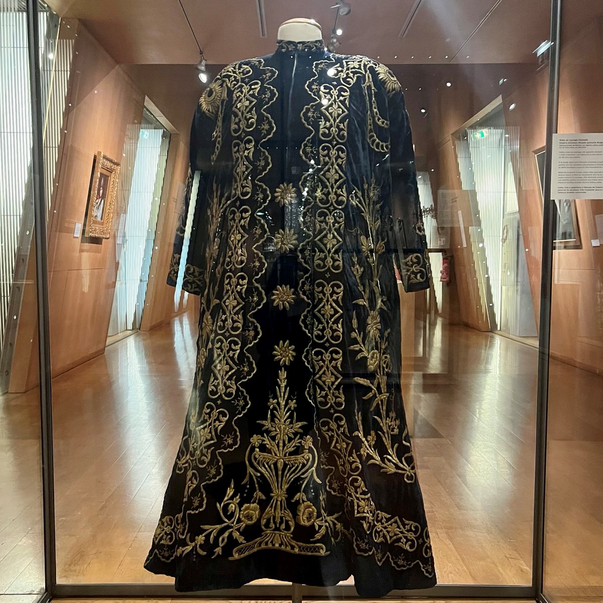 mahjparis's tweet photo. #JourdeFermeture
Du nouveau dans les collections…
Cette robe de mariage appelée #bindalli ("mille branches"), entièrement brodée de motifs floraux stylisés de fils d’or, vient d'être installée après restauration.
📷 Roussé, Bulgarie, 1er quart du 19e siècle
Don de Th. Semo https://t.co/6o3FIp0798