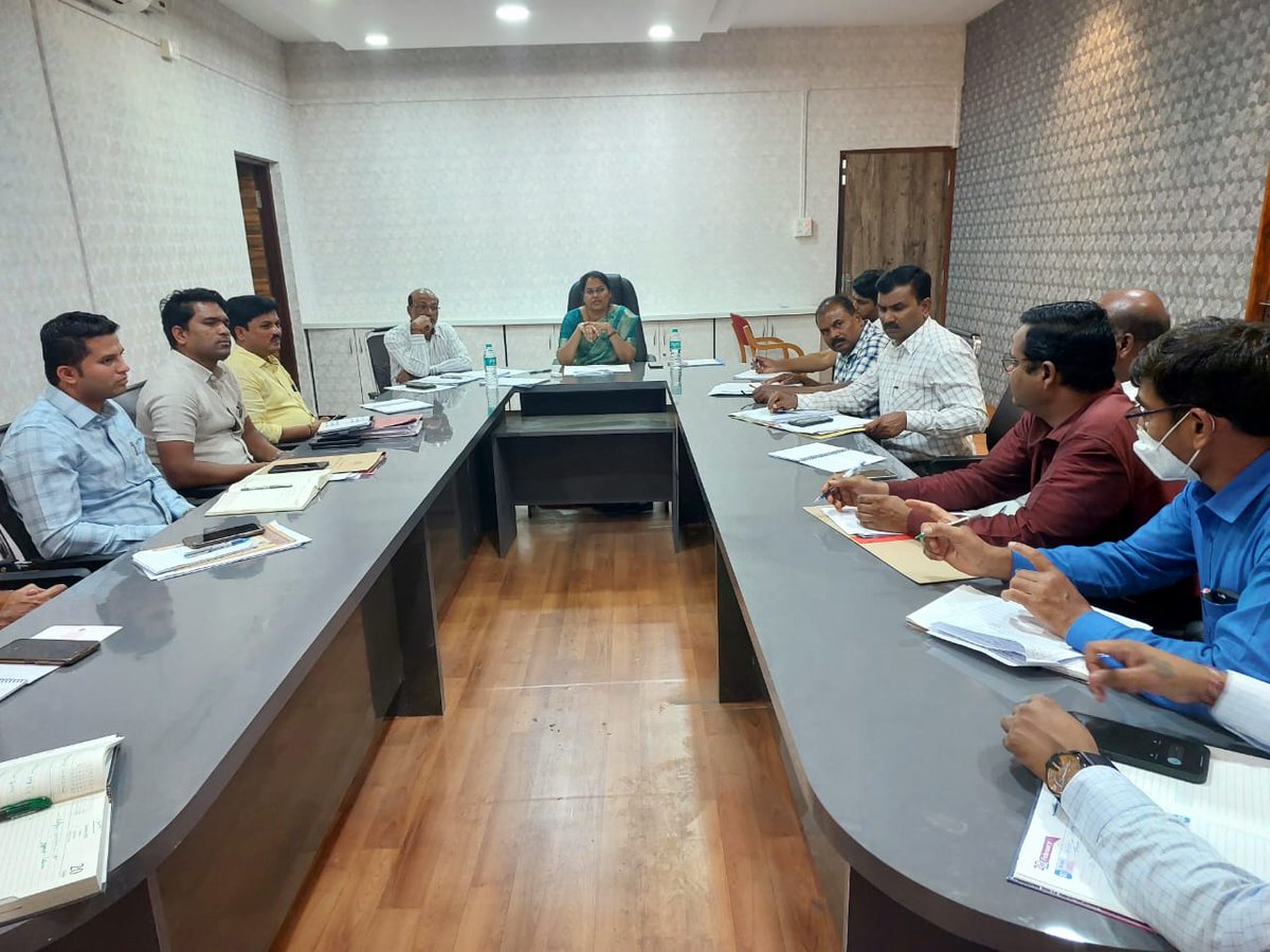 ZP_Gadag's tweet photo. ಪರಿಣಾಮಕಾರಿ ಸ್ವೀಪ್ ಚಟುವಟಿಕೆಗಾಗಿ ಸಭೆ,
ಇಂದು ಮಾನ್ಯ CEO ರವರ ಅಧ್ಯಕ್ಷತೆಯಲ್ಲಿ ಜಿಲ್ಲಾ ಮಟ್ಟದ ಸ್ವೀಪ್ ಸಮಿತಿ ಸದಸ್ಯರಿಗೆ  ಕಳೆದಬಾರಿಯ  ಸಾರ್ವತ್ರಿಕ ಚುನಾವಣೆಯಲ್ಲಿ ಕಡಿಮೆ ಮತದಾನ ದಾಖಲಾದ ಮತಗಟ್ಟೆಗಳನ್ನು ಗುರಿಯಾಗಿರಿಸಿ ಸ್ವೀಪ್ ಚಟುವಟಿಕೆಗಳನ್ನು ಪರಿಣಾಮಕಾರಿಯಾಗಿ  ಕೈಗೊಳ್ಳಲು ಸೂಚನೆ ನೀಡಿದರು.
@ceo_karnataka https://t.co/wz2TEEgAA0
