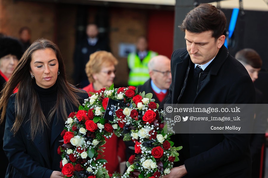 Club captain Harry Maguire and Women’s captain Katie Zelem lay a wreath as Manchester United mark the 65th anniversary of the Munich Air Disaster at Old Trafford

📷 <a href="/conor20molloy/">Conor Molloy</a>

#FlowersOfManchester 🌹
#ManUnited