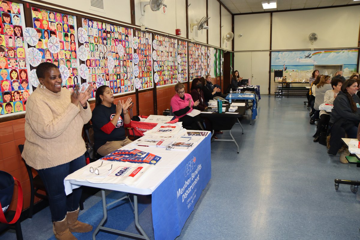 #MondayMotivation - Look at this turnout on a cold 🥶Saturday morning.  Thank you to all the <a href="/CSEALocal1000/">CSEA Local 1000</a> LI Region 1 Farmingdale UFSD clerical/custodial workers, teacher's aides, school monitors &amp; cafeteria workers for stopping by the #foalaw table!