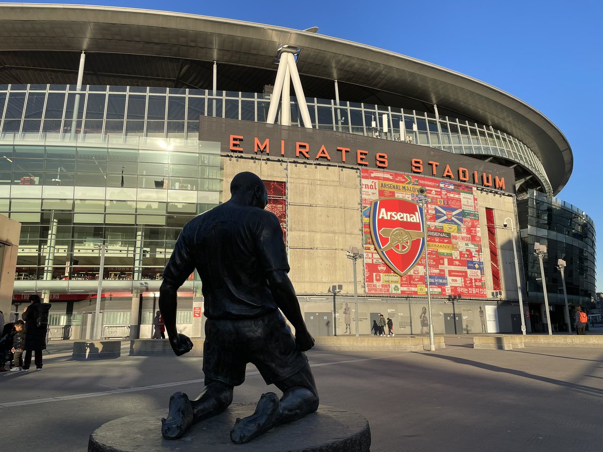 arsenal_japan's tweet photo. 公式サポーターズクラブのフラッグとバナーの幕がセレブレーションコーナーの向かいに張り始められていました❗️

#アーセナル 
#エミレーツスタジアム 
#Arsenal 
#EmiratesStadium 
#NewWall https://t.co/dgZ7bCRfEH
