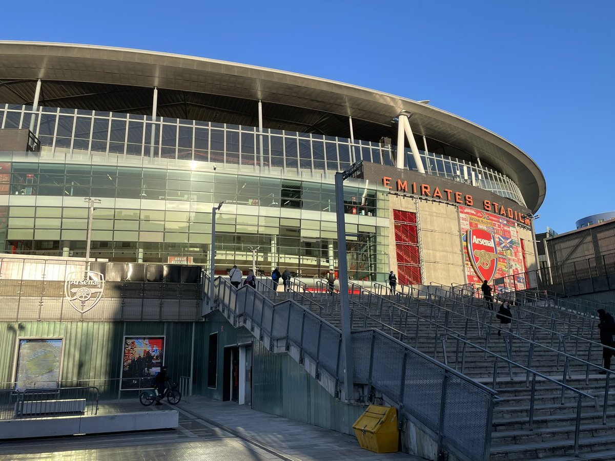 arsenal_japan's tweet photo. 公式サポーターズクラブのフラッグとバナーの幕がセレブレーションコーナーの向かいに張り始められていました❗️

#アーセナル 
#エミレーツスタジアム 
#Arsenal 
#EmiratesStadium 
#NewWall https://t.co/dgZ7bCRfEH