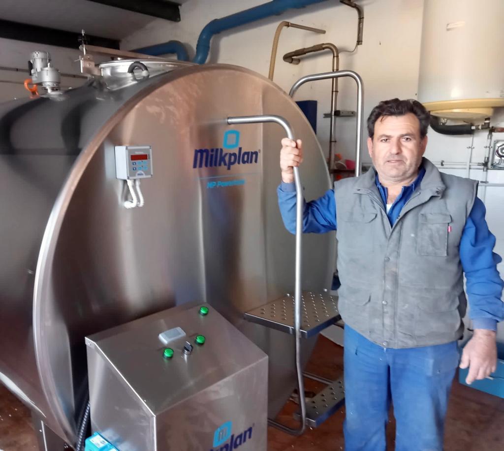 Alimer_coop's tweet image. Nuestro socio Antonio González produce una #LechedeCabra de excelente #calidad en su granja de Almería 🐐

Hoy ha dado un paso más en la mejora de sus instalaciones y ya cuenta con un tanque de 5.000 #litros, uno de los más grandes instalados por nuestra #cooperativa 👏