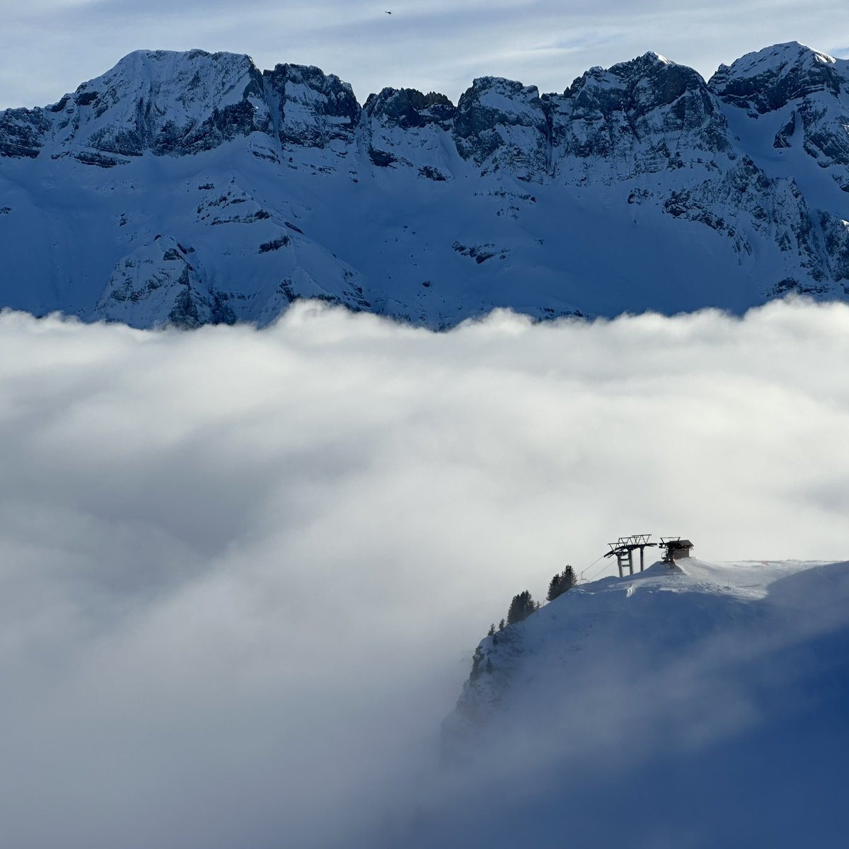 Skiing down the mountain with this view…
#dentsdumidi #portesdusoleil