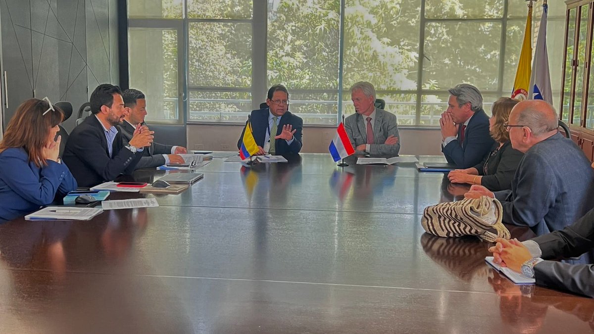 ¡Somos #IGACInternacional! 

🇨🇴🇳🇱Nos reunimos con @enoorman, Embajador de <a href="/NLinColombia/">NL Embajada Colombia</a> y Frank Tierolff, Presidente de <a href="/Het_Kadaster/">Het Kadaster</a> para firmar un memorando de entendimiento que nos permita trabajar en equipo en pro del #CatastroMultipropósito y una #GeografíaParaLaVida.