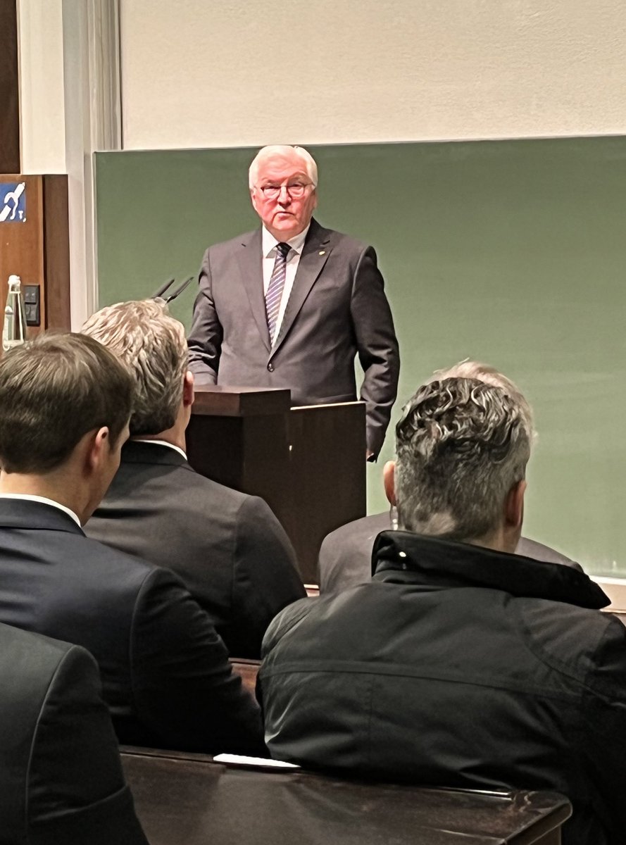 „Unsere Verfassung ist die Antwort auf Willkür und Gewaltherrschaft, aber selbstverständlich ist auch die Demokratie nicht“, so Frank-Walter #Steinmeier in München. Das, wofür die Weiße Rose eintrat, sei auch heute noch aktuell.