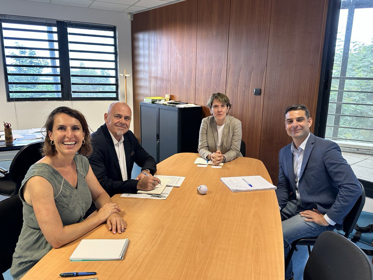 scazebonne's tweet photo. #LaRéunion Jour 1 : Échanges avec la #DRAJES : mobilité des jeunes, #Erasmus, #Génération2024 et #JO2024. Avec la #DRAFPIC et #DRAREIC échanges sur les actions de @FEI_sevres : partenariats éducatifs, formation des professeurs, inclusion scolaire. Merci pour ces échanges. 1/2 https://t.co/GYxmxGkYuR