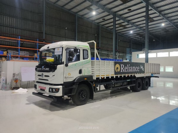 ani_digital's tweet photo. Reliance unveils India's first hydrogen combustion engine technology for heavy-duty trucks

Read @ANI Story | https://t.co/YjMwTU7KlR
#Reliance #HydrogenCombustionEngine #IndiaEnergyWeek #PMModi https://t.co/9snj7FSzS5