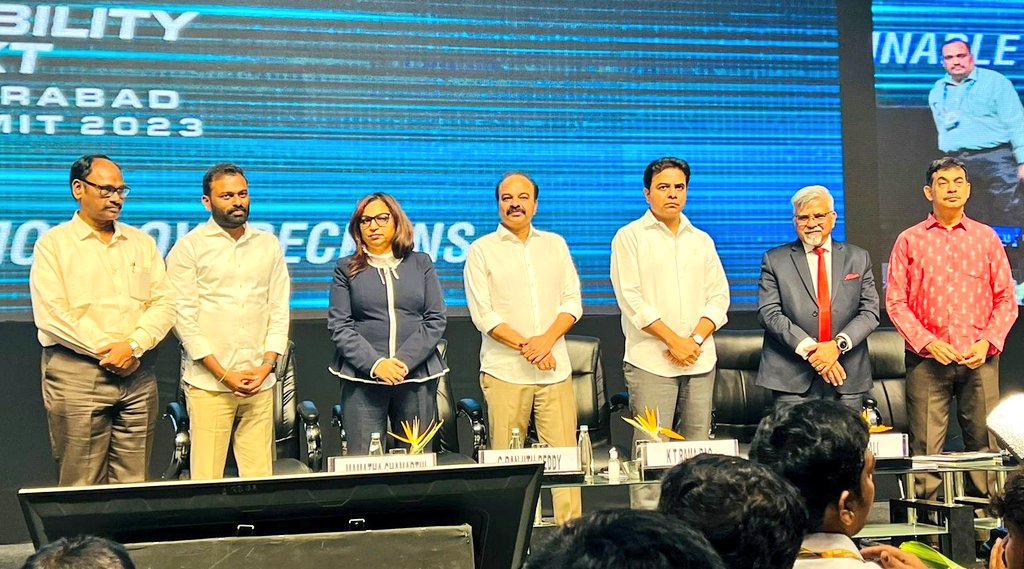 AnilGoudKTR's tweet photo. ఈరోజు HICC లో జరిగిన MOBILITY NEXT HYDERABAD SUMMIT- 2023 లో @TS_REDCO ఆధ్వర్యంలో రూపొందించిన #TSEV మొబైల్ అప్లికేషన్ సంబందించిన ప్రోమో లాంఛ్ చేసిన మంత్రి శ్రీ @KTRBRS గారు, రెడ్కో చైర్మన్ శ్రీ @ysathishreddy, ఎంపీ శ్రీ @DrRanjithReddy గారు, ఎండీ జానయ్య గారు & సంస్థ అధికారులు 👏 https://t.co/TVVJKC1sUM