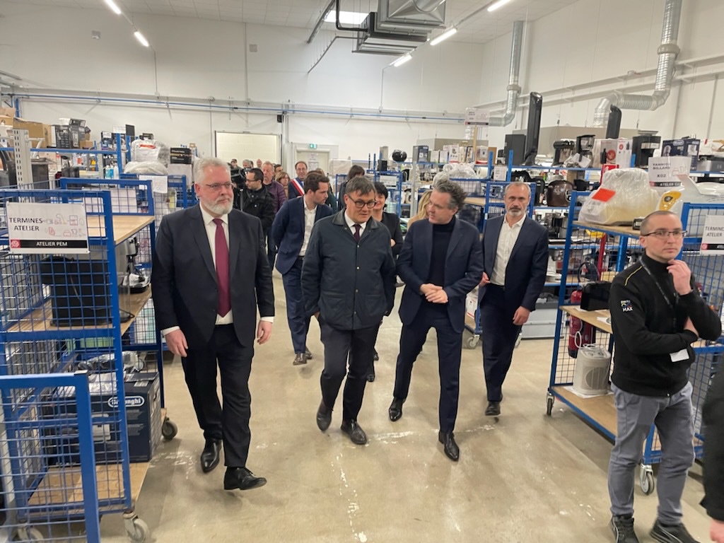 GroupeFnacDarty's tweet photo. Visite de @ChristopheBechu au centre de réparation de Saint-Pierre des Corps aujourd'hui 🤝

Inauguré en novembre, ce lieu stratégique fait partie de nos actions mises en place en faveur de l'économie circulaire et de la #transitionécologique ♻️🌱

1/3 https://t.co/iLdMnnbZow