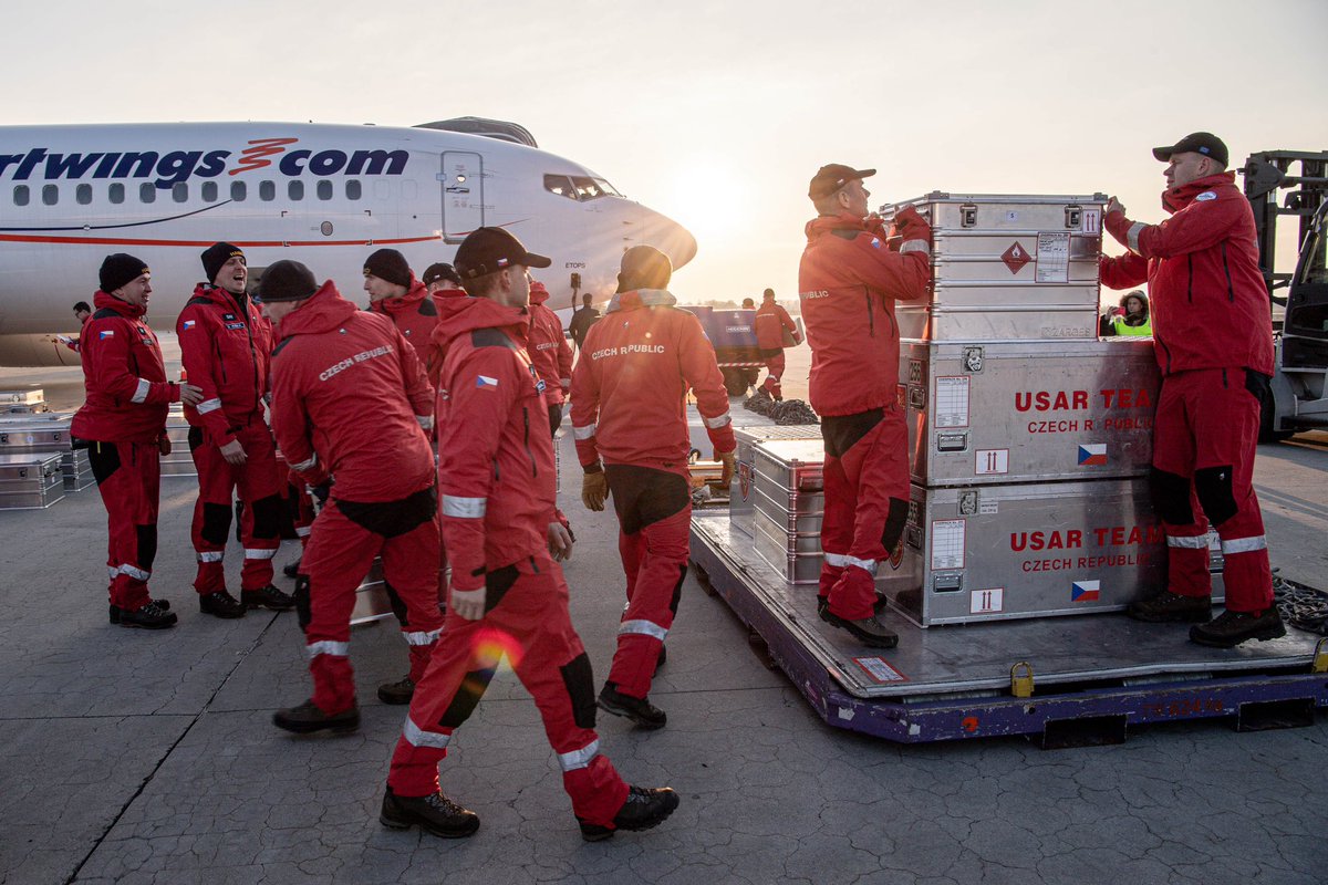 denikms's tweet image. Nakládka letadla, se kterým do Turecka zasaženého zemětřesením odletí speciální tým vycvičený na vyhledávání osob v sutinách👇🏼
📸Foto: DENÍK/ @lukaskabon 
#msdenik #letiste #turecko @hzsmsk 
moravskoslezsky.denik.cz/zpravy_region/…