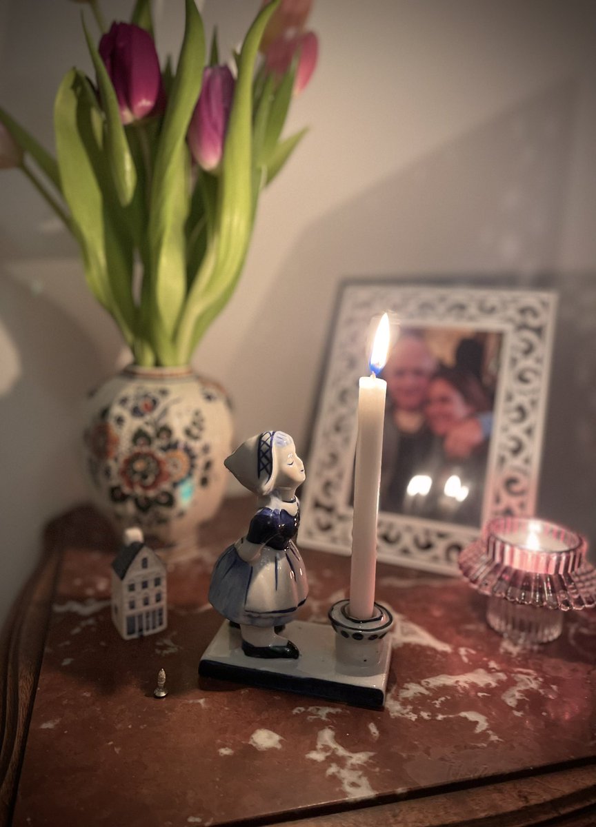 Precies een half jaar geleden kreeg mijn lieve liefste allerliefste zus de diagnose borstkanker. Vier intensieve maanden chemo volgden. Morgen wordt ze geopereerd…. 😔. Dan is het er uit. Hopelijk. (Dit is onze kusje-van-jezusje kaars.)