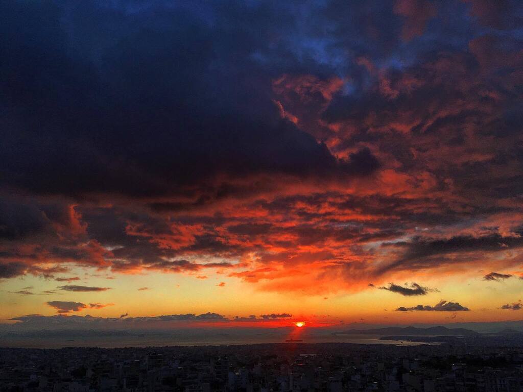 ParisKatsas's tweet photo. After Barbara’s second wave the sun can hide the aircraft carrier
.
.
.
#Sunrise_Sunsets_AroundWorld #Lightplay #Sky #Clouds #Sea #Greece #Athens #Ilioupoli #falirobay #ussgeorgehwbush #ussgeorgehwbushcvn77 #cvn77 #barbara #picoftheday #monday https://t.co/oHFHpHgL62 https://t.co/gUd5TvK1OT