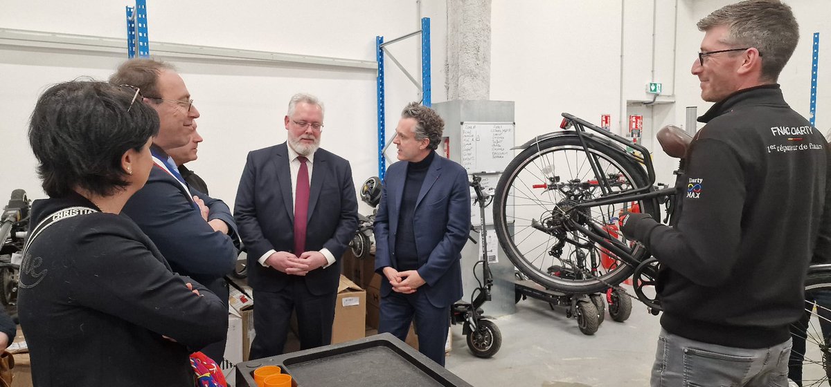 GroupeFnacDarty's tweet photo. Visite de @ChristopheBechu au centre de réparation de Saint-Pierre des Corps aujourd'hui 🤝

Inauguré en novembre, ce lieu stratégique fait partie de nos actions mises en place en faveur de l'économie circulaire et de la #transitionécologique ♻️🌱

1/3 https://t.co/iLdMnnbZow