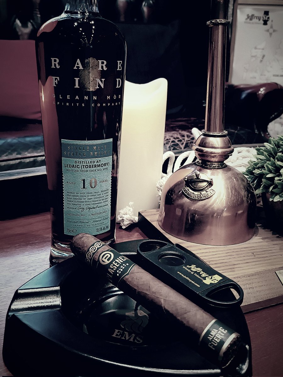 Ohhhh hello week!!!
Let's have a #whisky and a #cigar fir a better start!