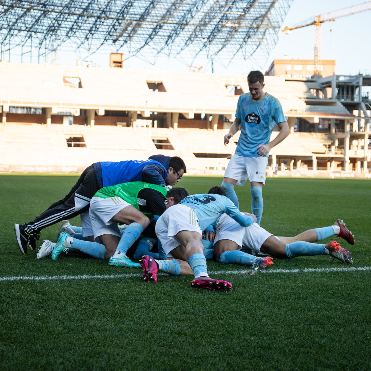 RCCelta's tweet photo. 🫶 𝑼𝒏𝒂 𝒇𝒂𝒎𝒊𝒍𝒊𝒂. 💙 Samu, del Celta Integra, es la ilusión, pasión y orgullo de todos por unos colores.
#SomosCelta | @CanteiraCeleste https://t.co/QDBJH6k0gb