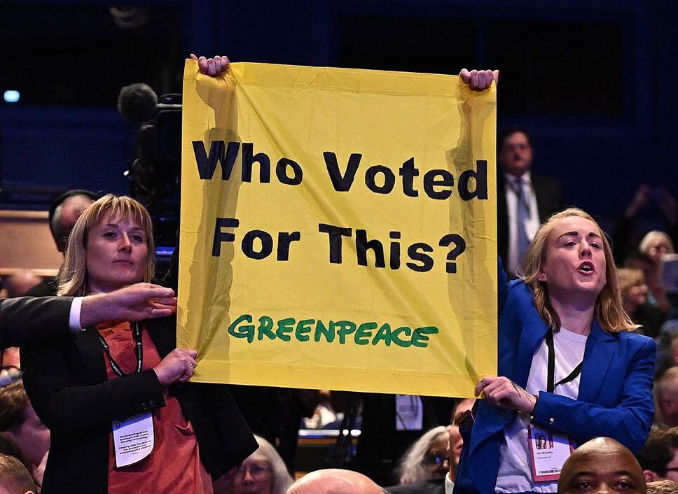 When Shell hits your boat with a court order, always have a second boat 😉

BREAKING: Greenpeace sends second boat and more climbers to occupy oil platform
greenpeace.org.uk/news/jail-fine…
