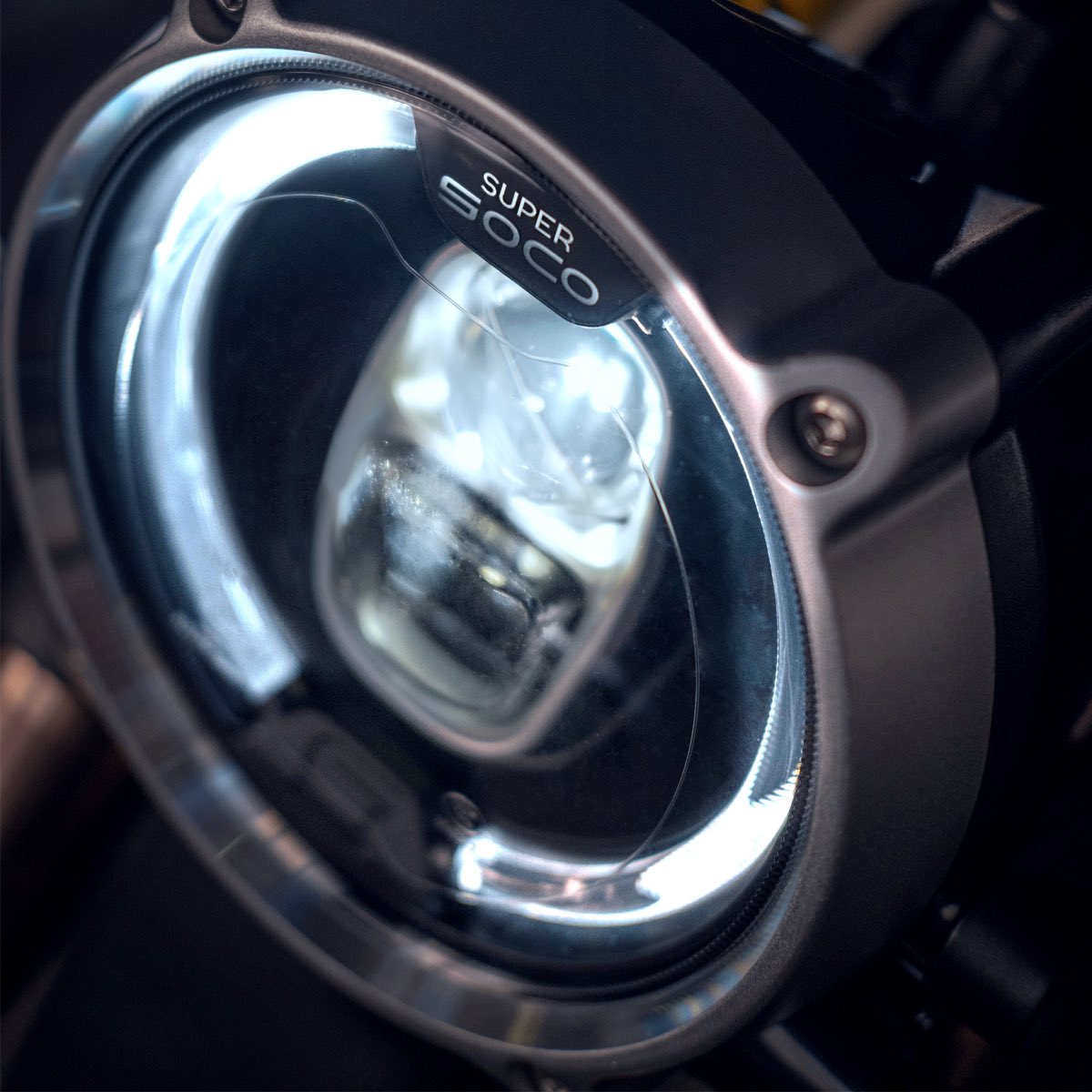 vmotosoco's tweet image. TCmax have a Full LED Lighting System for a better view in every condition 🌱🔥

#Vmoto #Tcmax #SuperSoco #LED #Design #Cafèracer #RoundLight #Night #Elegance