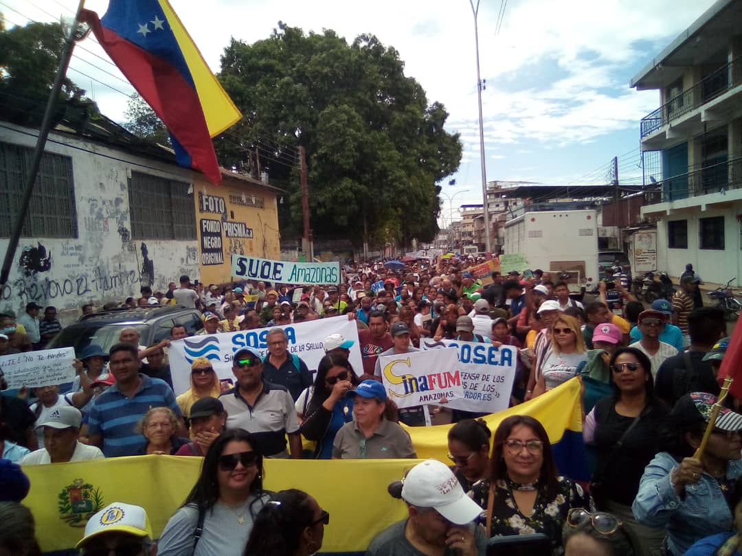 LaCausaRVe's tweet photo. Lunes #6Febrero #Amazonas dice presente en la gran marcha por un salario digno "Unidos Somos Más". Personal docente, administrativo y obrero de todas la unidades educativas  tomaron las calles de #PuertoAyacucho  en una movilización masiva que superó todas las expectativas. https://t.co/Pp6J2RSi7H
