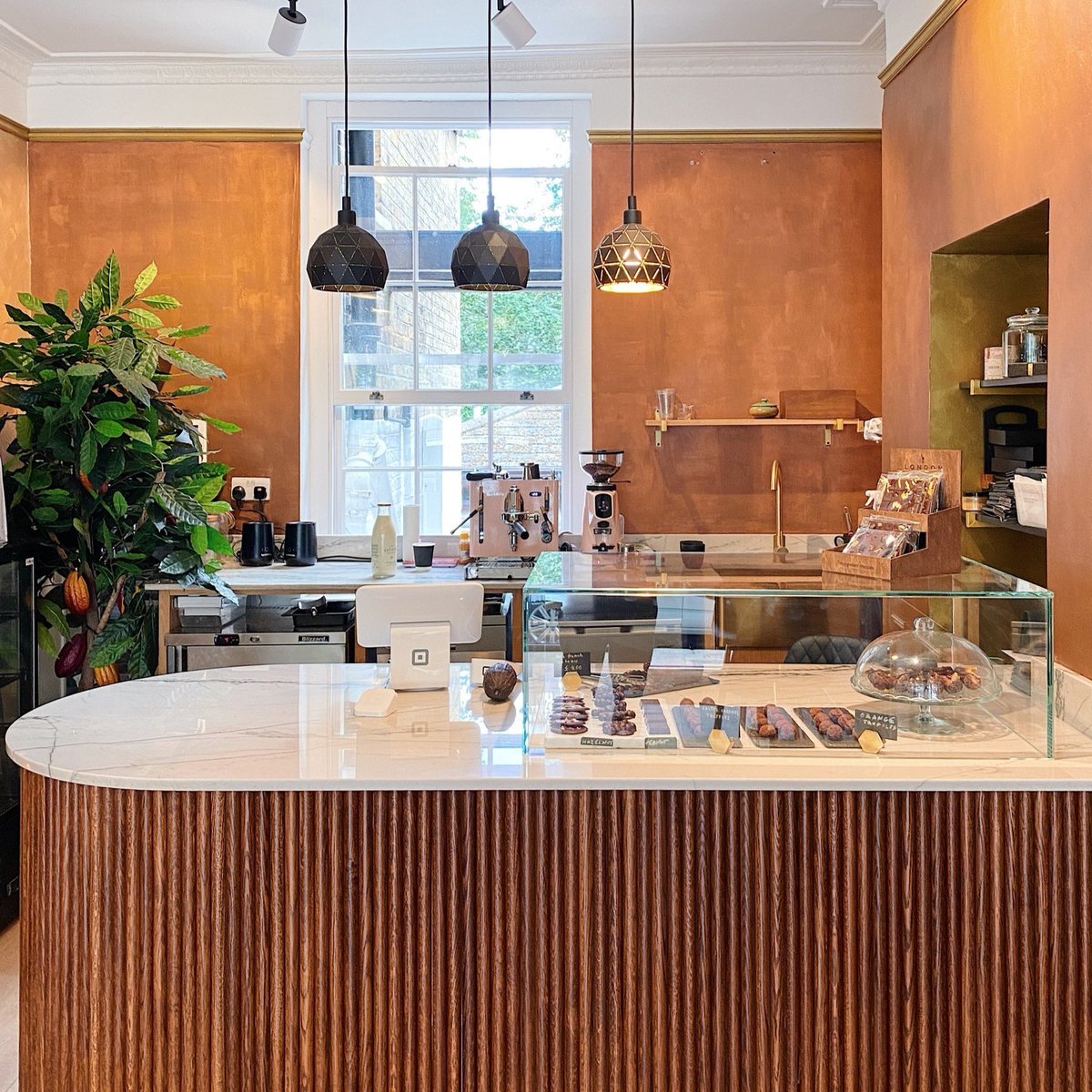 Looking for the perfect Valentine's gift?

Head over to #LondonChocolate and explore their scrumptious and rich chocolate, sure to wow any chocolate lover 😍 

From champagne truffles to hazelnut spread there is something for everyone 🍫 🎁
