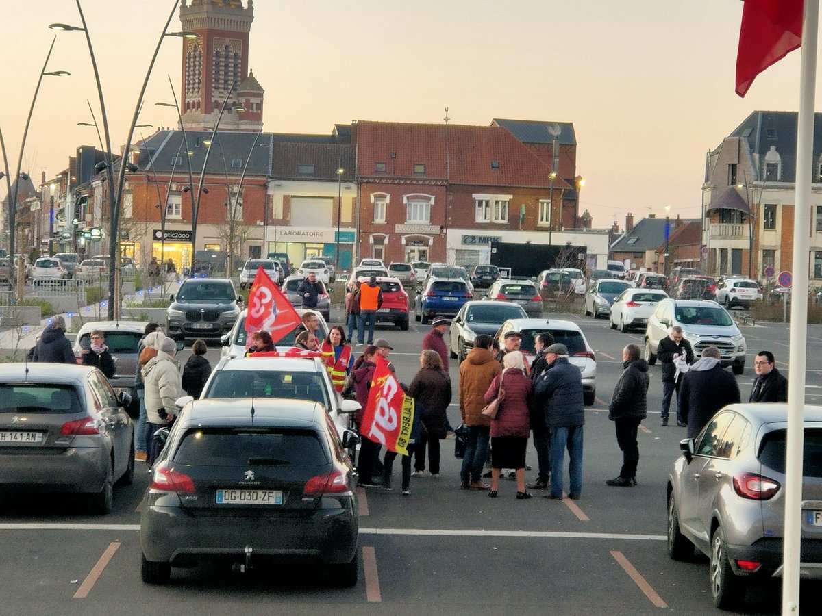 AdelCollet's tweet image. Petite 50aine de personnes pour le moment au départ du défilé au flambeau, à l'appel de la CGT, contre la réforme des retraites