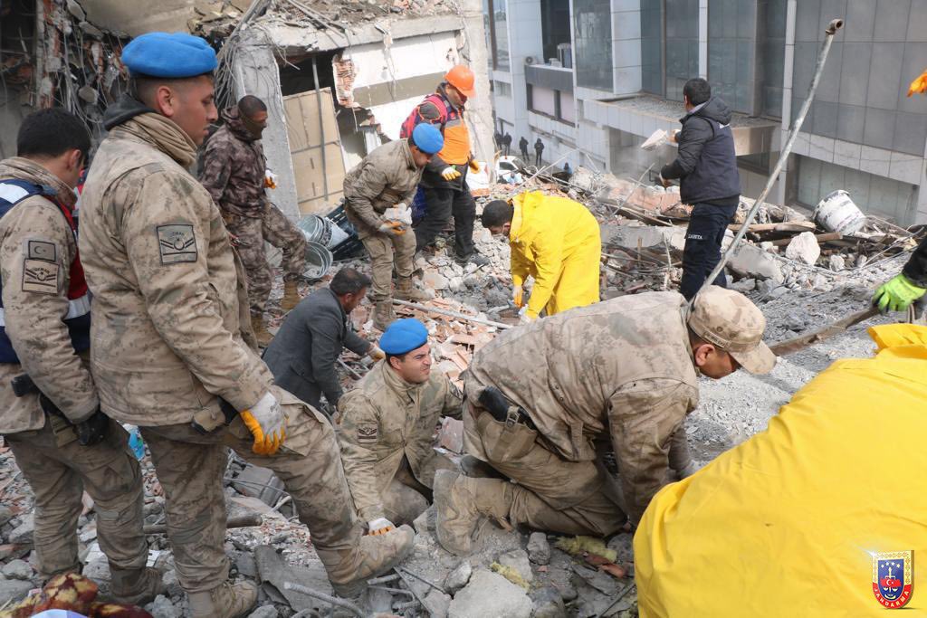jandarma's tweet photo. Deprem sonrası tüm birimlerimiz ile birlikte arama kurtarma çalışmalarına devam ediyoruz. https://t.co/wBeIPIieq9