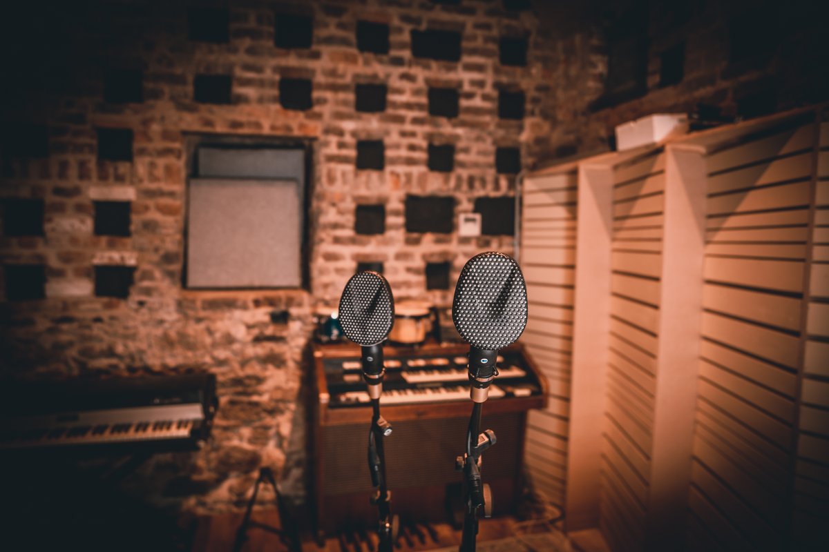 HellfireStudio's tweet image. Coles 4038s in all their glory! Love these mics, so versatile.
Photo: Liz Stowe 
#colesmics #coles4038 #ribbonmics #classicmics  #ireland #musicstudıo #recordingartist #studiolife #singer #sound #recording #musicstudio #songwriter #musician #studio #audioengineer #mixing #artist