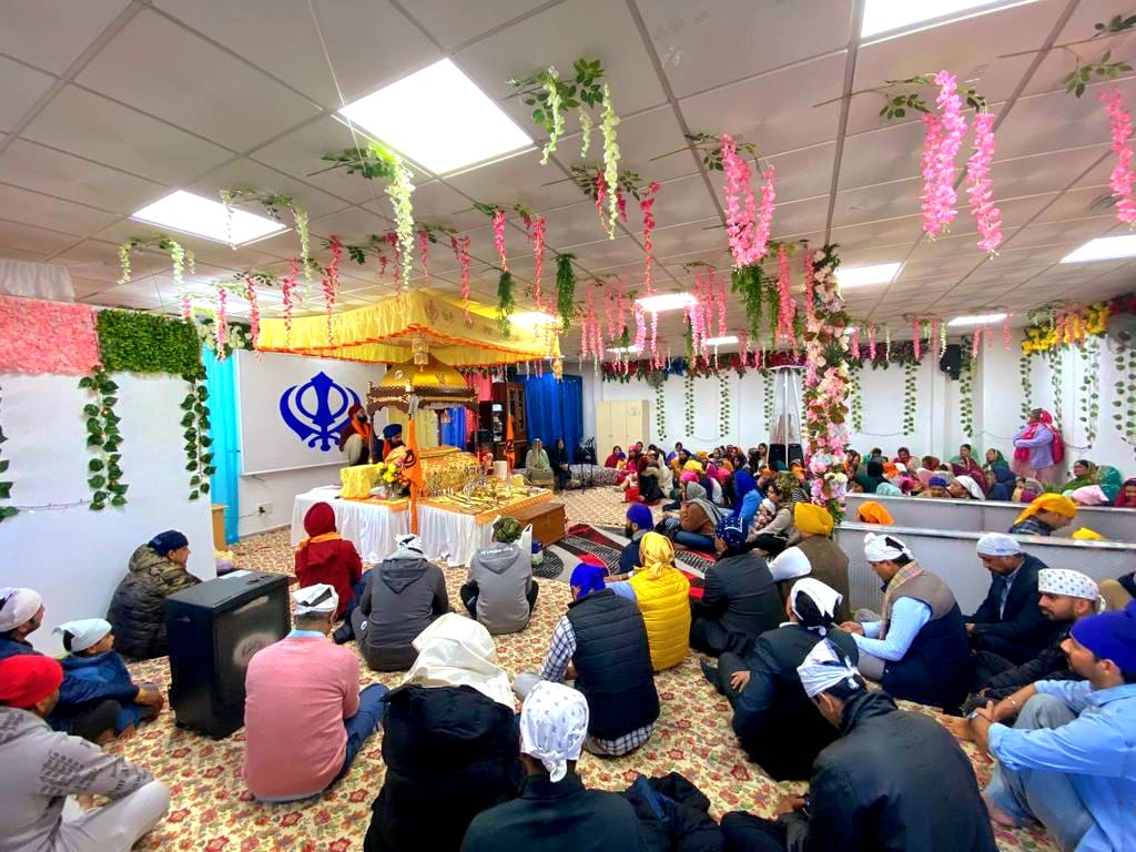 IndiainSpain's tweet photo. Amb @DineshKPatnaik joined the auspicious celebrations of the Prakash Divas of Bhagat Ravi Das ji organized by the two Gurudwaras in Madrid, in an exemplary show of unity of the community. https://t.co/rNNQ9MCDQY