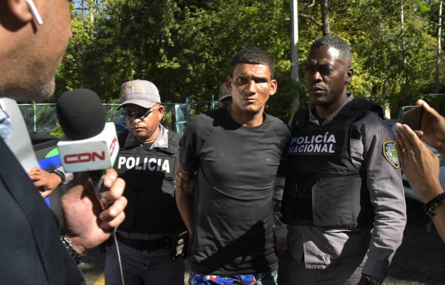 elnuevodiariord's tweet photo. 😉¡Atrapan al llamado Cuatro dedos!😉

La @PoliciaRD apresó este lunes el #limpiavidrios que presuntamente le dio una pedrada en la cara a la joven Georgina Musa cuando ésta iba el martes pasando en su vehículo por una calle de la capital.

#ElNuevoDiarioRD #CuatroDedos #Policias https://t.co/qt9CXwfWs0