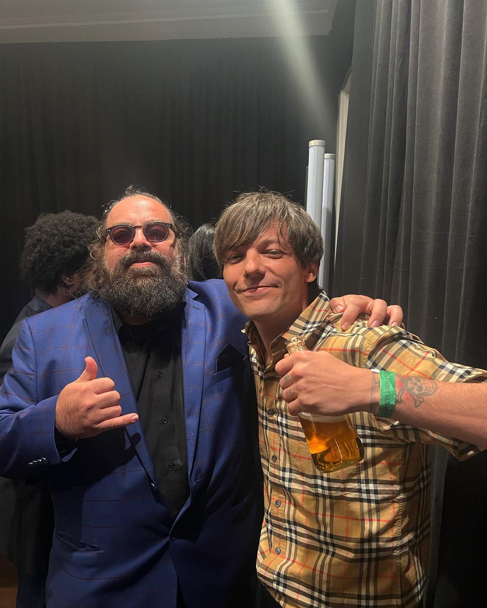 luanstyl3s's tweet photo. EU TÔ HIPERVENTILANDO, A PULSEIRA DO LOUIS, O CARA DA FOTO DELE POSTANDO STORIES DURANTE O GRAMMY, HARRY E LOUIS NA AFTER PARTY, EU SOU TÃO FELIZ AJSBWIQJWNSOAKSNSISBSH ELES ESTAVAM NUM MESMO LUGAR PÚBLICO JUNTOS, TÔ PASSANDO MAL https://t.co/GwPTqDjdCQ