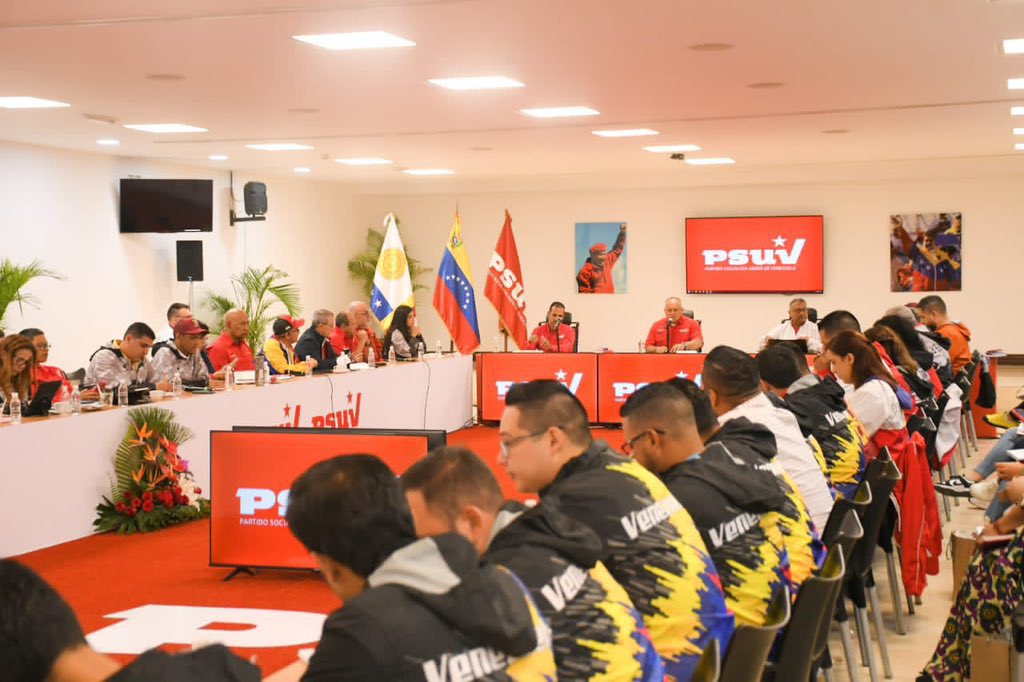 Galindez_vzla's tweet photo. El partido de Chávez sigue en movimiento por toda Venezuela // Febrero Rebelde, febrero de la Juventud, Febrero Chavista // Estamos en reunión de la Dirección Nacional del @PartidoPSUV. 

@NicolasMaduro @dcabellor https://t.co/WsbAKZOn2u