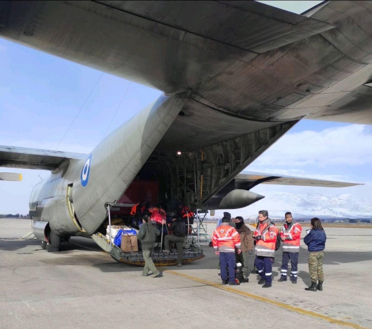 Thank you Greece for swiftly deploying a search and rescue team, via the the EU Civil Protection Mechanism, to support those affected by the catastrophic #earthquake in #Türkiye.

This is European solidarity at its finest - ευχαριστούμε! 🇪🇺🇬🇷🤝🇹🇷

📸 <a href="/GSCP_GR/">Γενική Γραμματεία Πολιτικής Προστασίας</a>
