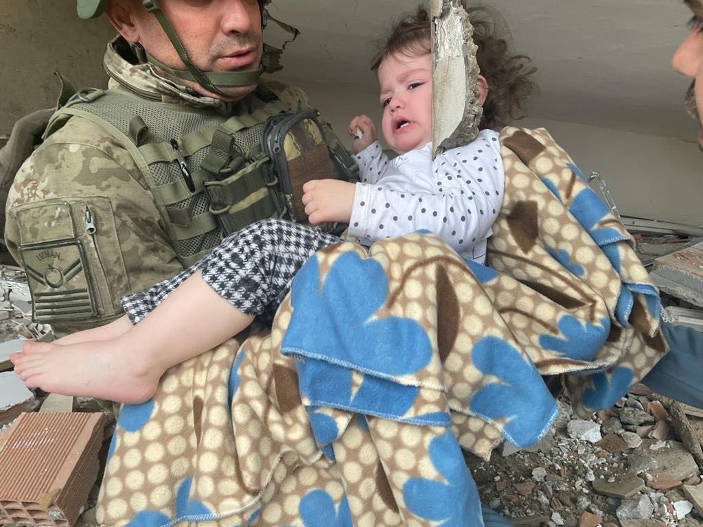 mersinsensin's tweet photo. Gaziantep Nurdağı’nda güzeller güzeli bir evladımız daha hayata tutundu. 

Devletin tüm kurum ve kuruluşları ve yüce milletimiz var gücüyle omuz omuza mücadeleye devam ediyor.  #deprem https://t.co/okIzZ06SUx